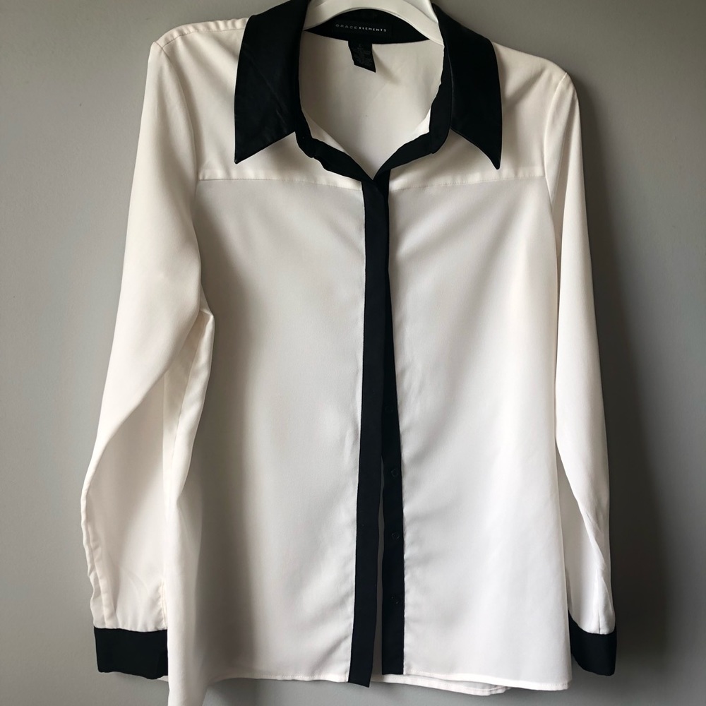 White blouse w/ black trim. Sz L